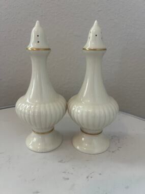 LENOX ESSEX COLLECTION PORCELAIN SALT & PEPPER SHAKERS IVORY AND GOLD